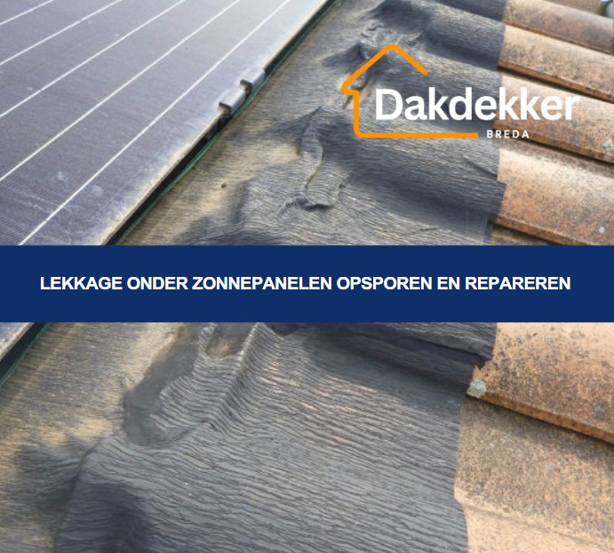 Waterinfiltratie die optreedt onder zonnepanelen door foutieve installatie of gebrekkige afdichting tussen panelen en dak.