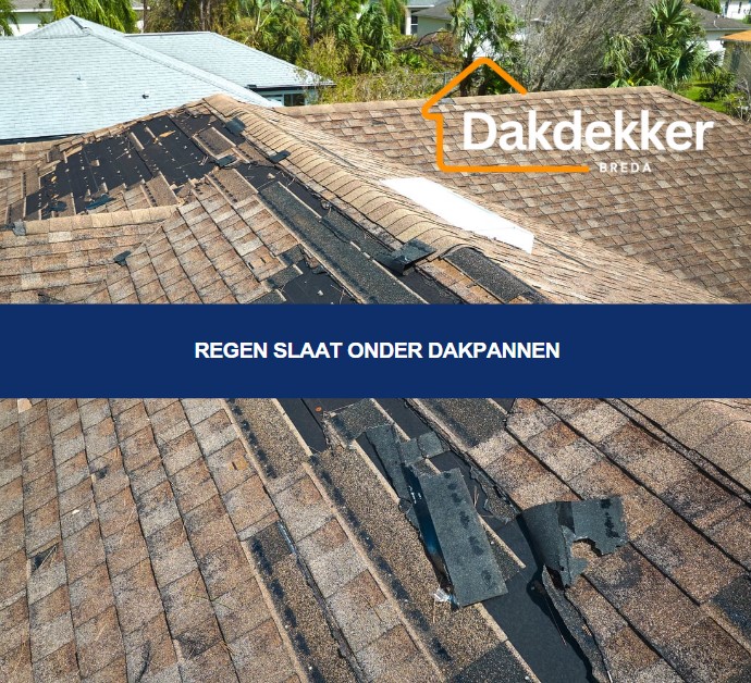 regen slaat onder dakpannen